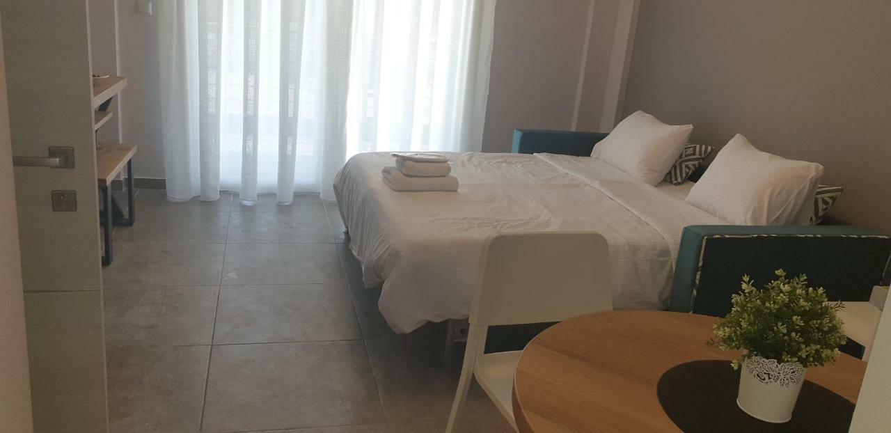 Isalos Suites Néa Péramos Buitenkant foto